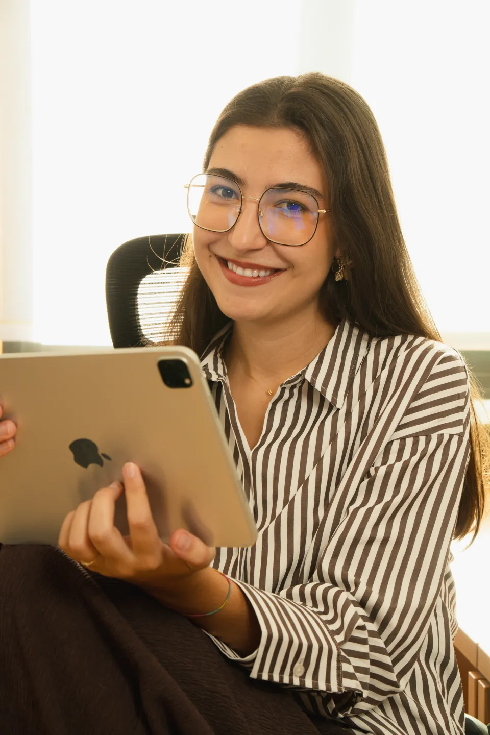 Aldara, cofundadora de VISO Estudio Creativo, con su tableta