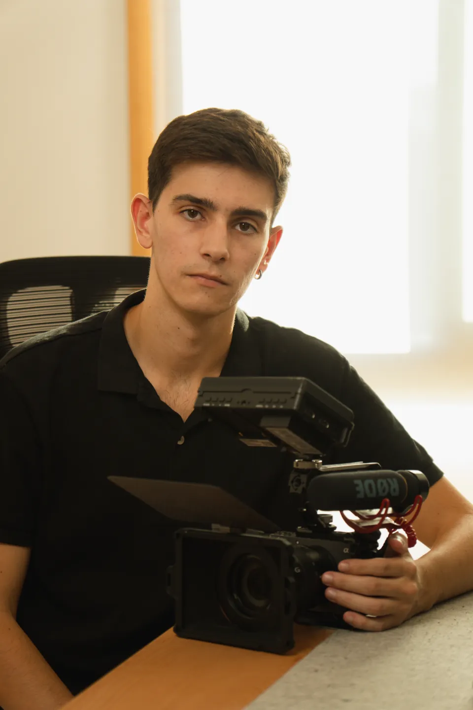 Asier, cofundador de VISO Estudio Creativo, con su cámara